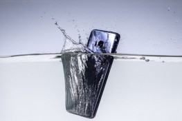 Telefonunuz Suya Dayanıklı Mı? | Sahne Medya